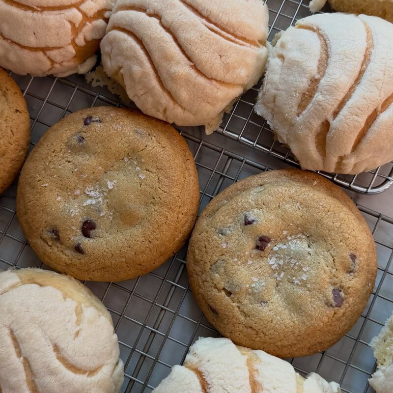 Conchas y galletas con chispas de chocolate sobre una rejilla de enfriado