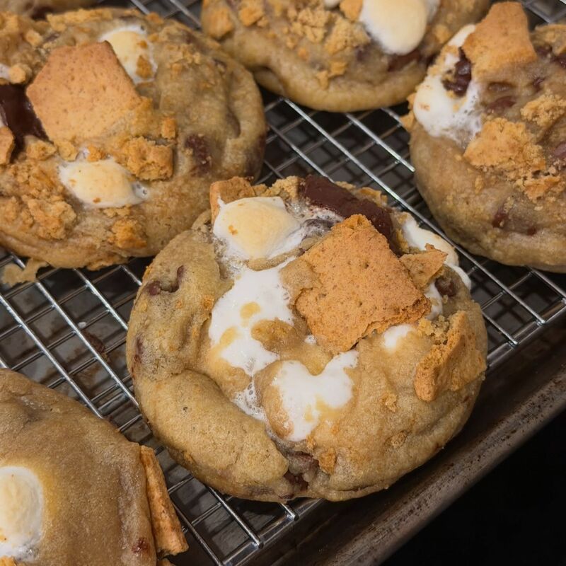Galletas de s'mores con malvavisco y galleta graham, enfriándose en la rejilla