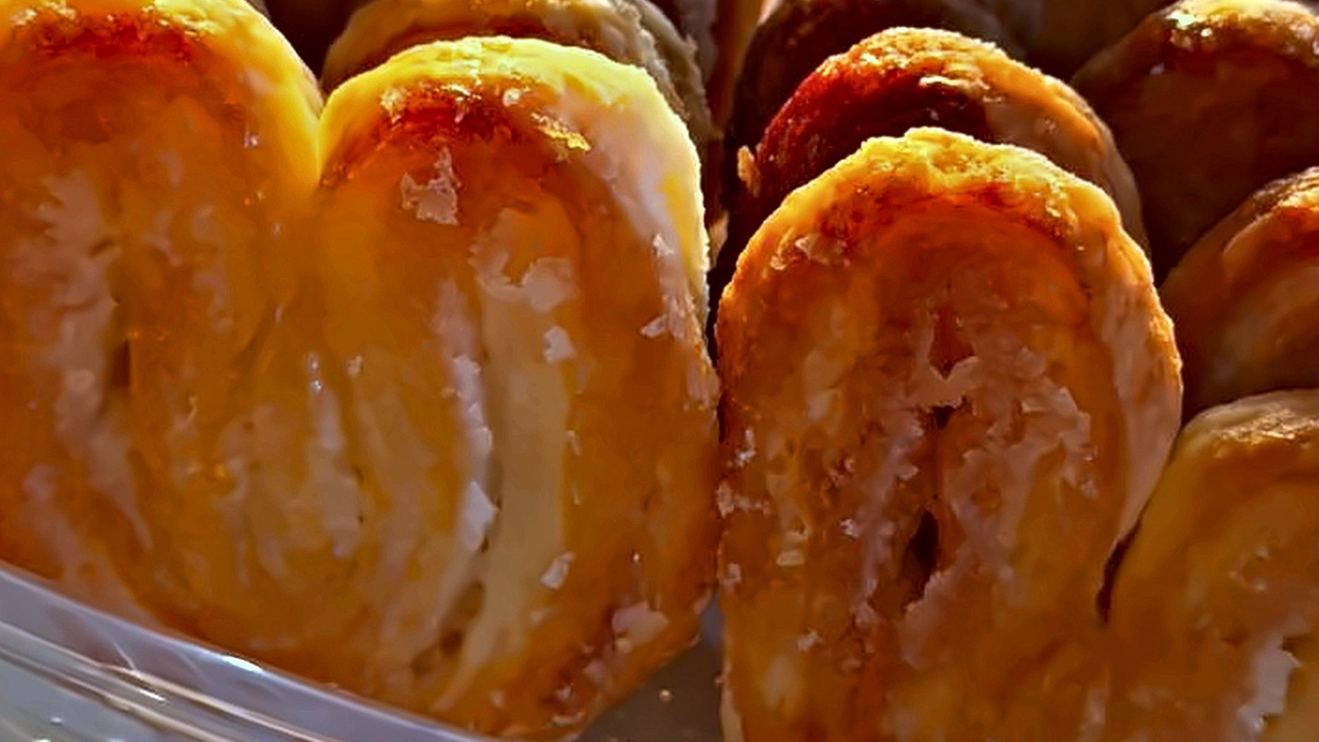Orejas de hojaldre caramelizadas recién horneadas de Butter & Sugar